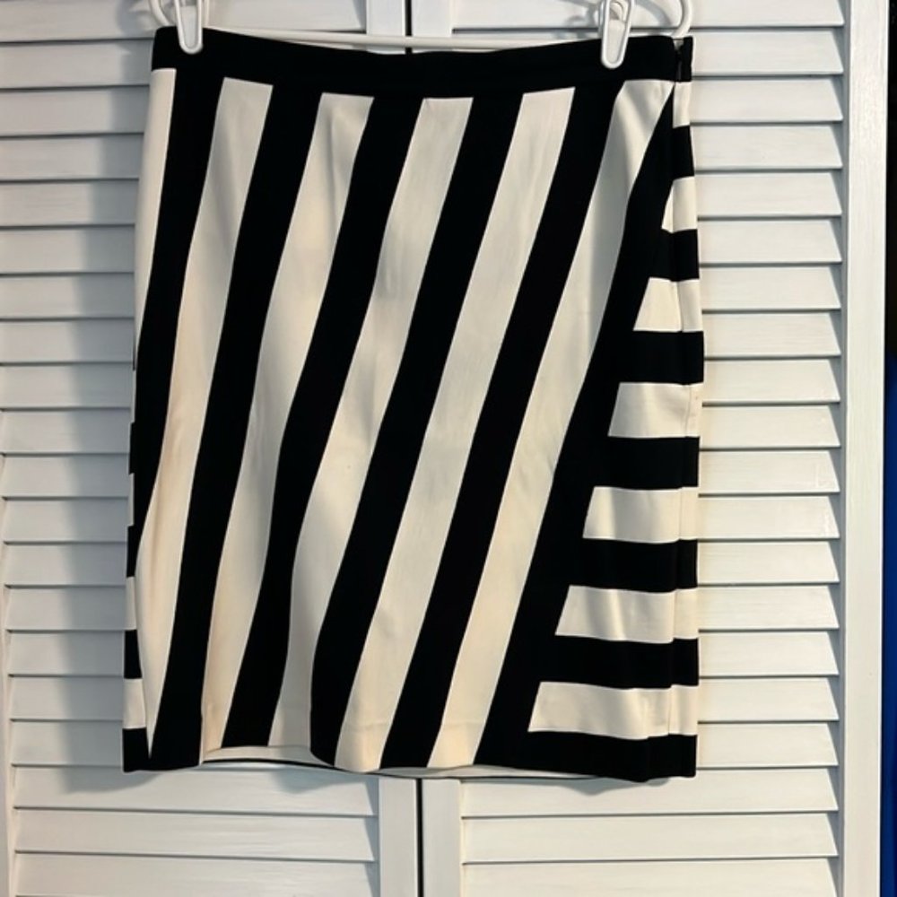 Banana Republic Women’s skirt. Black and Cream modern stripe. Size 12